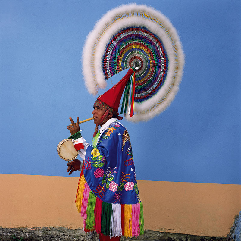 Danza de los Quetzales | Quetzal, Xiutetelco (2015) © Phyllis Galembo. Courtesy of the artist.